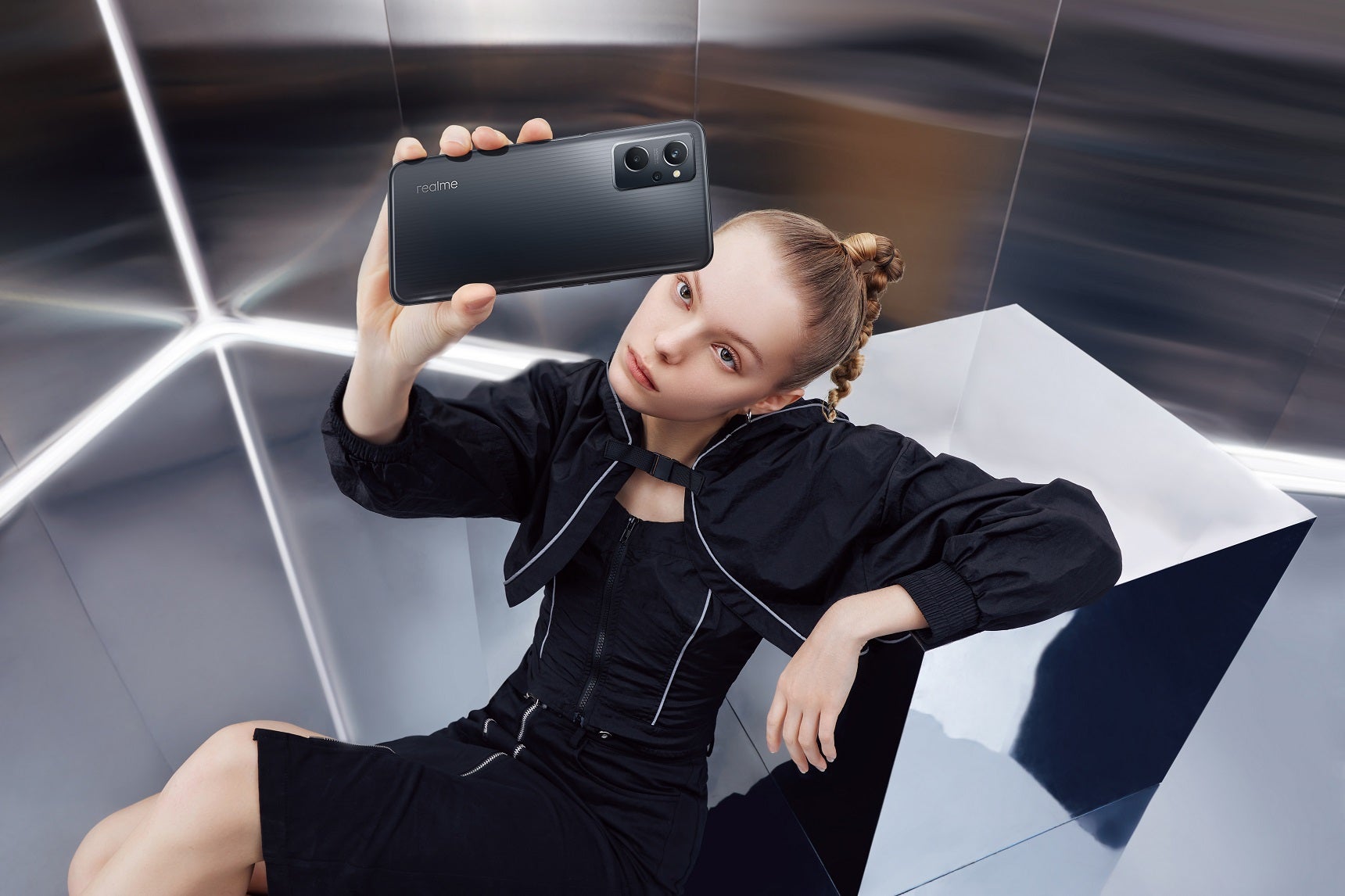 mujer-vestida-de-negro-sosteniendo-celular.