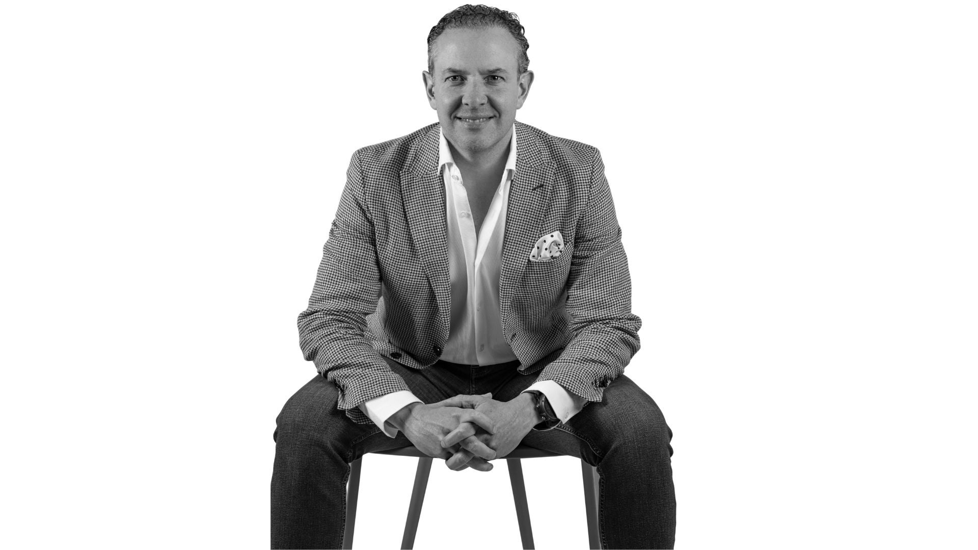 andres jimenez sentado en una silla